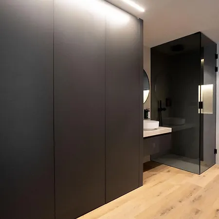 Apartment Monumental By Manlia