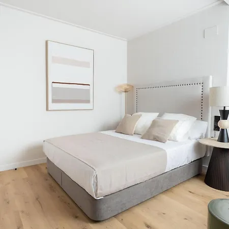 Apartment Monumental By Manlia